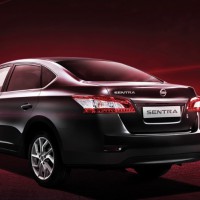 Nissan Sentra: слева сзади