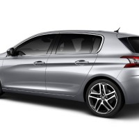 Peugeot 308: слева сбоку сзади