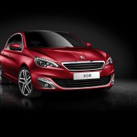 Peugeot 308: справа спереди