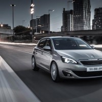 Peugeot 308: спереди справа