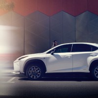 Lexus NX300h: слева сбоку