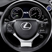 Lexus NX300h: панель приборов и руль