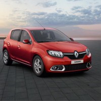 Renault Sandero: спереди справа