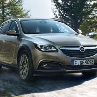 Opel Insignia Country Tourer: спереди справа