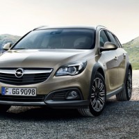 Opel Insignia Country Tourer: спереди слева