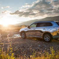 Mitsubishi Outlander PHEV: слева сбоку