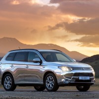 Mitsubishi Outlander PHEV: спереди справа
