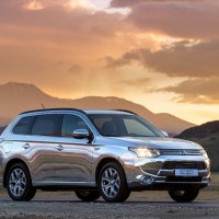 Mitsubishi Outlander PHEV: спереди справа