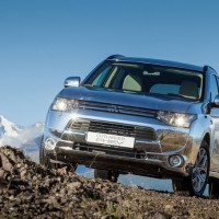 Mitsubishi Outlander PHEV: спереди