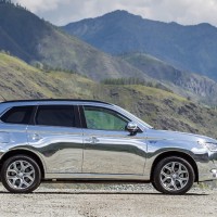 Mitsubishi Outlander PHEV: справа сбоку