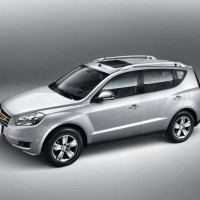 Geely Emgrand X7: слева сбоку