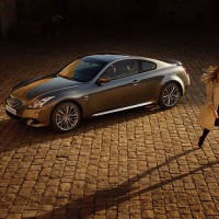 Infiniti Q60 Coupe: слева сбоку