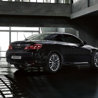 Infiniti Q60 Cabrio: справа сзади с поднятой крышей