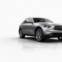 Infiniti QX70: справа спереди