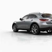 Infiniti QX70: слева сзади