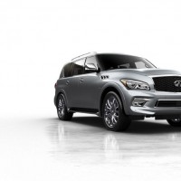 Infiniti QX80: справа спереди