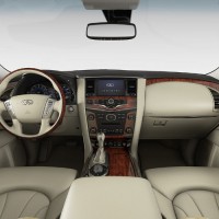 Infiniti QX80: салон спереди