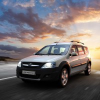 Lada Largus Cross 5 мест: спереди слева