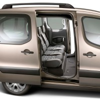 Citroën Berlingo Multispace: справа сбоку с открытой дверью