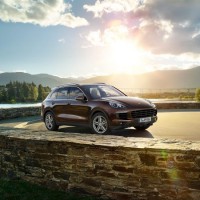 Porsche Cayenne: справа спереди