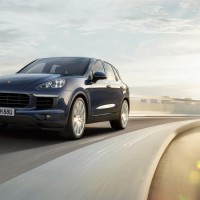 Porsche Cayenne S: спереди справа