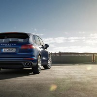 Porsche Cayenne S: сзади справа