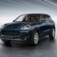 Porsche Cayenne S: спереди справа