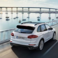 Porsche Cayenne S E Hybrid: сзади справа