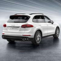 Porsche Cayenne S E Hybrid: сзади справа