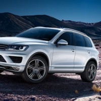 Volkswagen Touareg: спереди справа