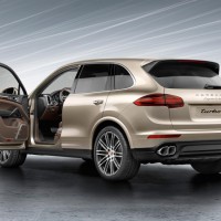 Porsche Cayenne Turbo: сзади слева