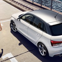 Audi A1 Sportback: сверху слева сзади