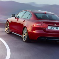 Jaguar XE: слева сзади