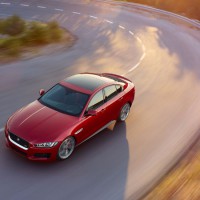 Jaguar XE: слева спереди сверху