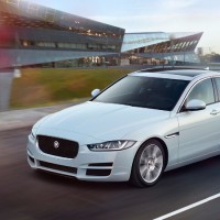 Jaguar XE: слева спереди