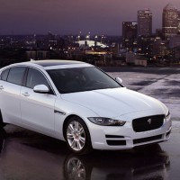 Jaguar XE: справа спереди