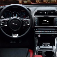 Jaguar XE: место водителя