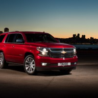 Chevrolet Tahoe: спереди справа