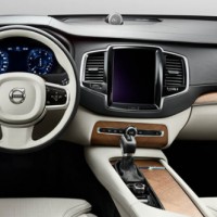 Volvo XC90: салон спереди