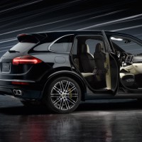 Porsche Cayenne Turbo S: справа сбоку