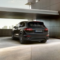 Porsche Cayenne Turbo S: сзади слева