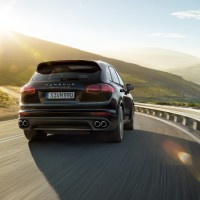 Porsche Cayenne Turbo S: сзади справа