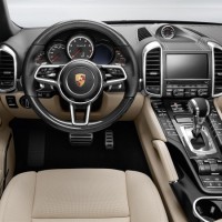 Porsche Cayenne Turbo S: салон спереди