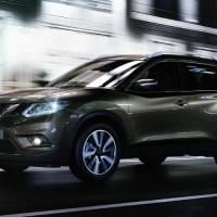 Nissan X-TRAIL: слева сбоку