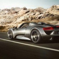 Porsche 918 Spyder: сзади слева