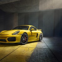 Porsche Cayman GT4: спереди слева