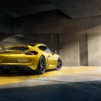 Porsche Cayman GT4: сзади справа