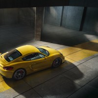 Porsche Cayman GT4: справа сбоку сверху