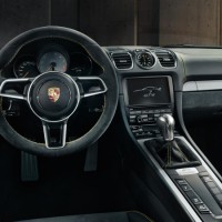 Porsche Cayman GT4: место водителя