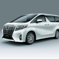 Toyota Alphard: спереди слева